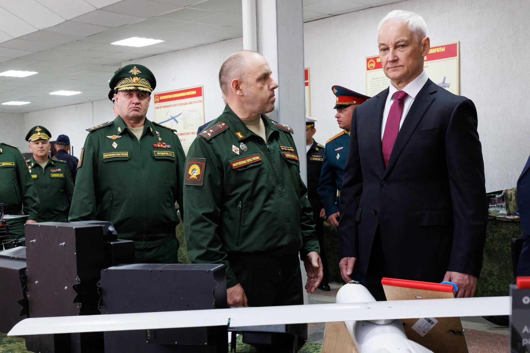 Фото Минобороны опубликовало кадры приезда Андрея Белоусова в Новосибирск: 20 кадров главы военного ведомства 13 - Сиб.ФМ Фото Минобороны опубликовало кадры приезда Андрея Белоусова в Новосибирск: 20 кадров главы военного ведомства 13